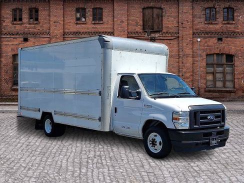 Certified 2022 Ford E-350 and Econoline 350 Super Duty RWD image 3