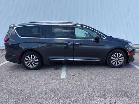 Used 2020 Chrysler Pacifica Touring-L Plus FWD image 9
