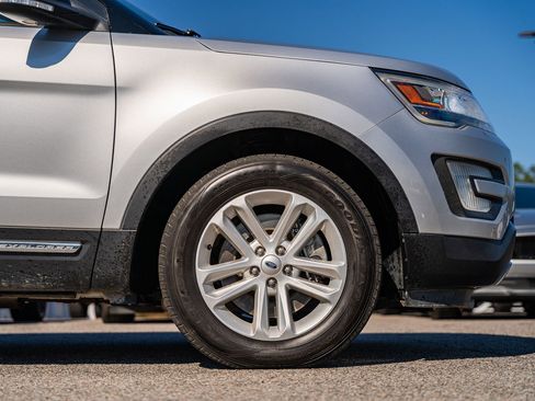 Certified 2017 Ford Explorer XLT w/ Equipment Group 202A image 9