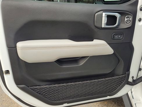 Used 2021 Jeep Gladiator Overland image 13