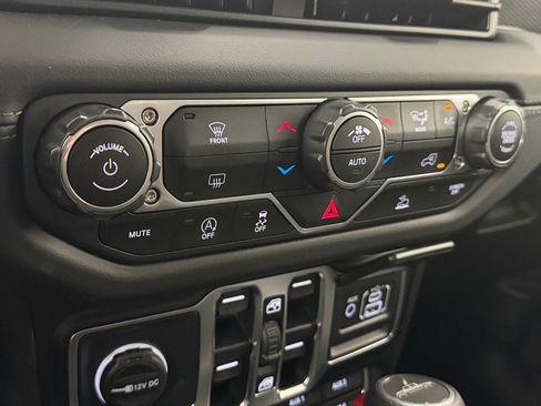 Used 2025 Jeep Gladiator Rubicon w/ Technology Group AWD/4WD image 19