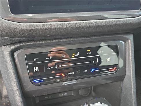 Used 2024 Volkswagen Tiguan SE w/ Panoramic Sunroof Package image 13