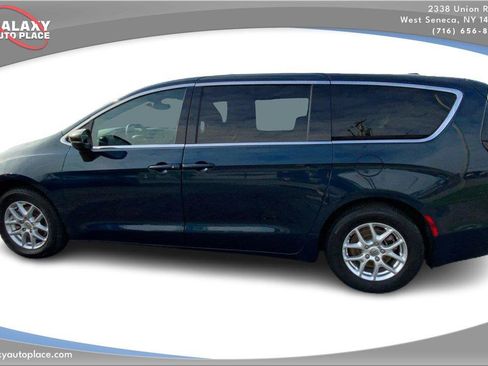 Used 2025 Chrysler Pacifica Select FWD image 8