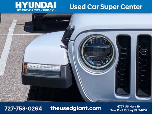Used 2022 Jeep Gladiator Overland w/ LED Lighting Group AWD/4WD image 9