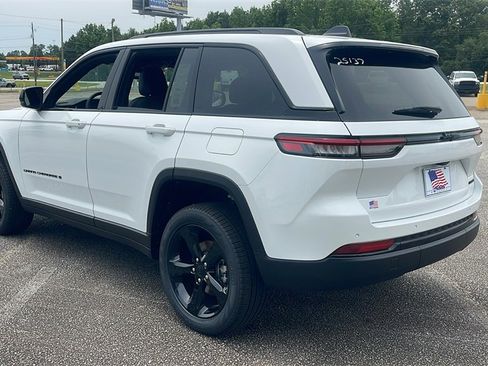 New 2025 Jeep Grand Cherokee Limited w/ Black Appearance Package image 6