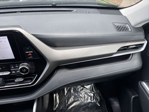 Used 2025 Toyota Highlander LE FWD image 38