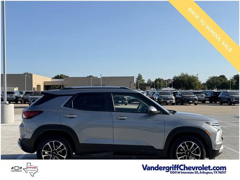 Used 2024 Chevrolet TrailBlazer LT w/ Convenience Package FWD image 3