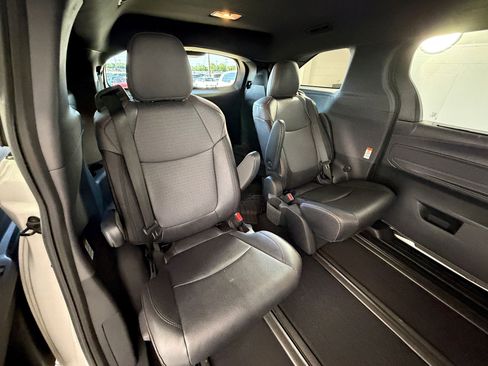 Used 2023 Toyota Sienna XSE AWD/4WD image 31
