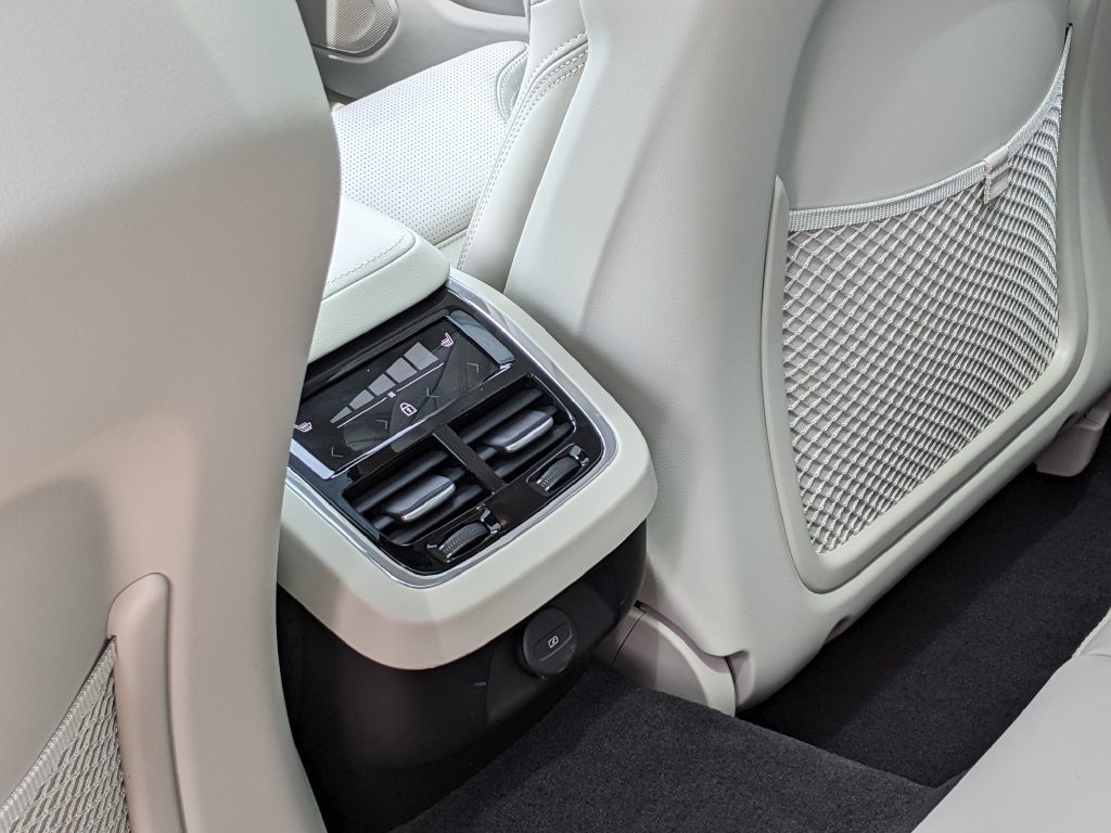 Certified 2026 Volvo V60 B5 Cross Country Ultra w/ Protection Package Premier AWD/4WD image 28