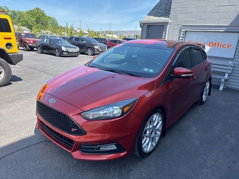 Used 2018 Ford Focus ST FWD image 3