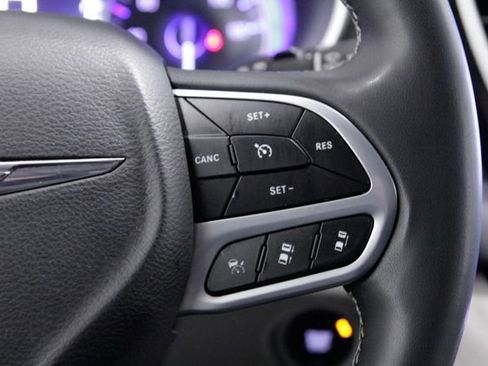 Used 2024 Chrysler Pacifica Touring-L image 28