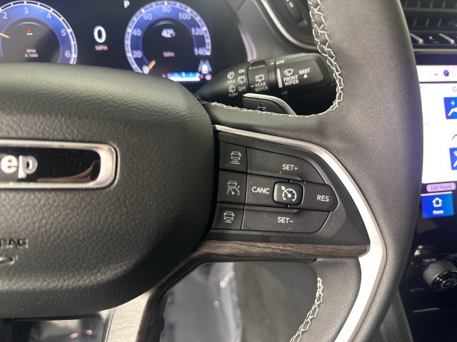 Certified 2025 Jeep Grand Cherokee Limited w/ Black Appearance Package AWD/4WD image 17