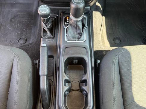 Used 2019 Jeep Wrangler Unlimited Sahara w/ LED Lighting Group AWD/4WD image 10