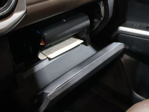 Used 2016 Toyota Tacoma Limited w/ Towing Package image 33