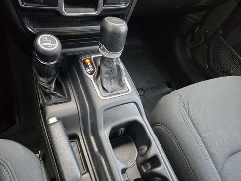 Used 2021 Jeep Gladiator Sport image 18