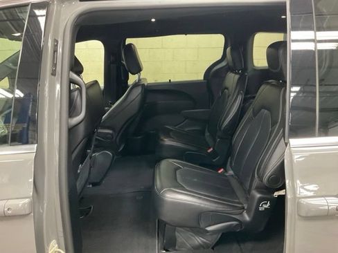 Used 2025 Chrysler Pacifica Select FWD image 6
