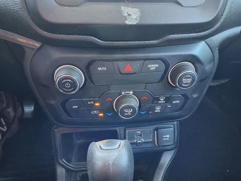 Used 2020 Jeep Renegade Latitude FWD image 16