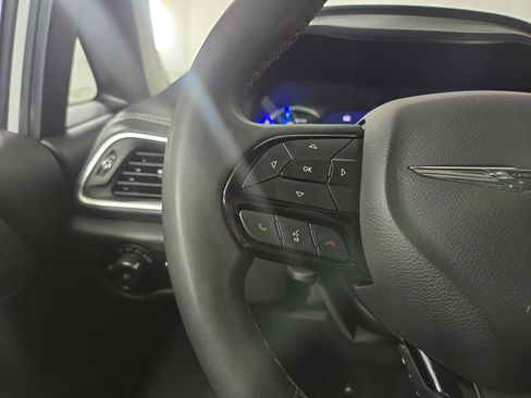 Used 2024 Chrysler Pacifica Premium FWD image 16