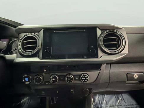 Used 2017 Toyota Tacoma TRD Sport w/ Tow Package (A/T) image 18