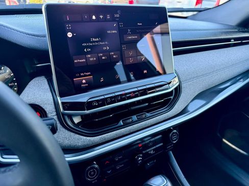 Used 2024 Jeep Compass Latitude image 25