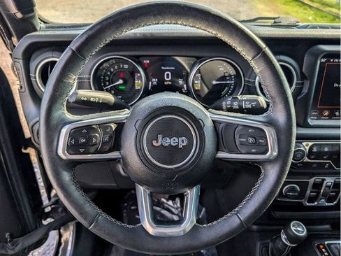 Used 2023 Jeep Wrangler Unlimited Sahara w/ Cold Weather Group AWD/4WD image 18