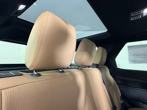 New 2025 Land Rover Discovery Dynamic SE image 30