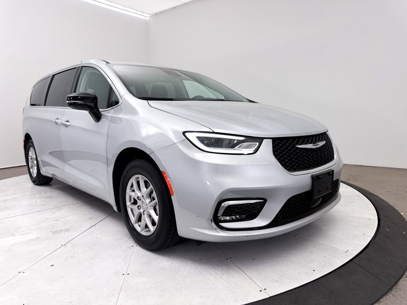 Used 2024 Chrysler Pacifica Touring-L FWD image 10