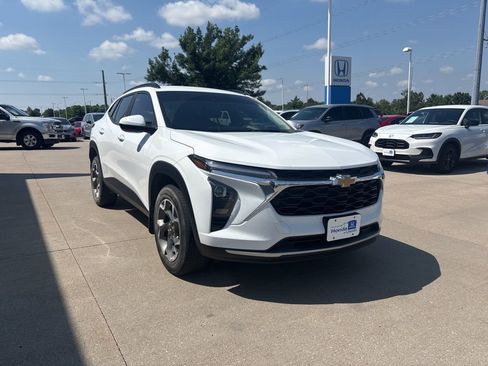 Used 2024 Chevrolet Trax LT FWD image 3