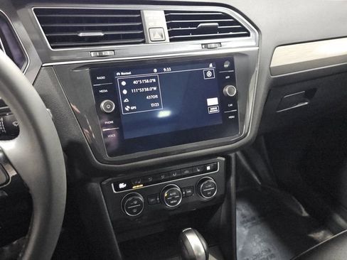 Used 2020 Volkswagen Tiguan SEL AWD/4WD image 33