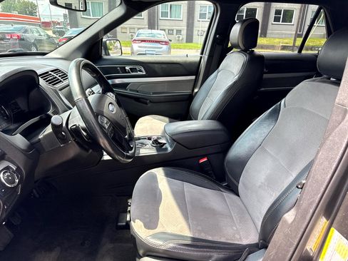 Used 2017 Ford Explorer XLT w/ Equipment Group 202A image 8
