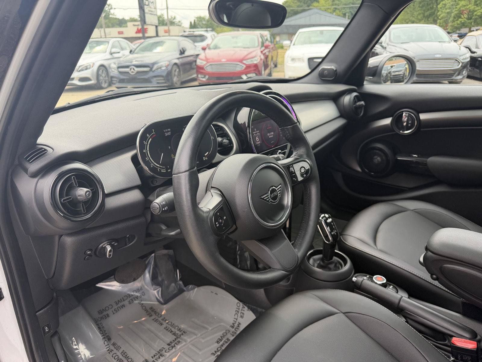 Used 2022 MINI Cooper 4-Door Hardtop w/ Premium Package FWD image 13