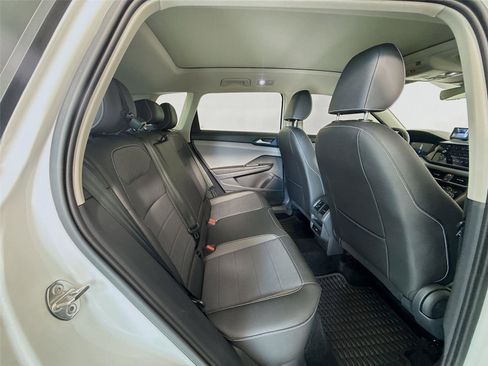 Used 2024 Volkswagen Taos SE w/ Panoramic Sunroof Package image 20