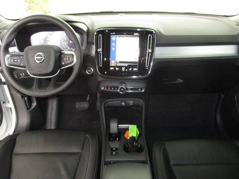 Used 2022 Volvo XC40 T5 Momentum image 17