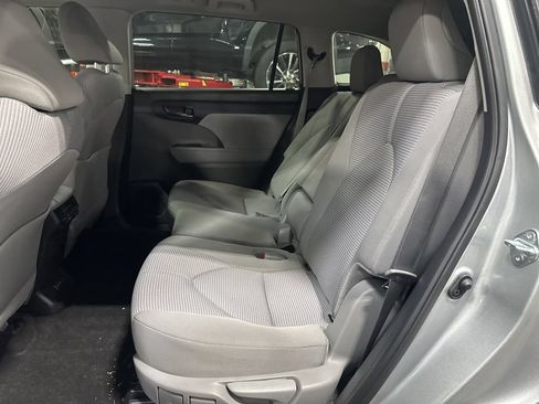 Used 2024 Toyota Highlander LE FWD image 10