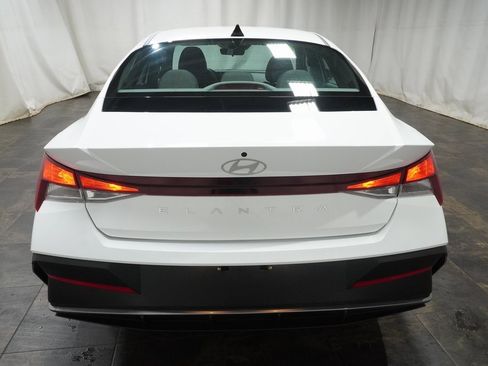 Certified 2025 Hyundai Elantra SE image 5