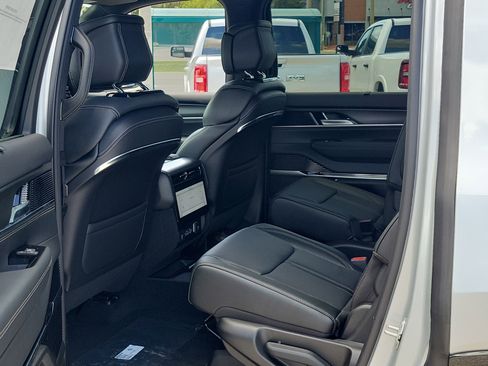 New 2026 Jeep Grand Wagoneer Summit AWD/4WD image 12