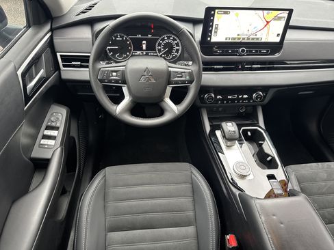 Used 2025 Mitsubishi Outlander SE image 7