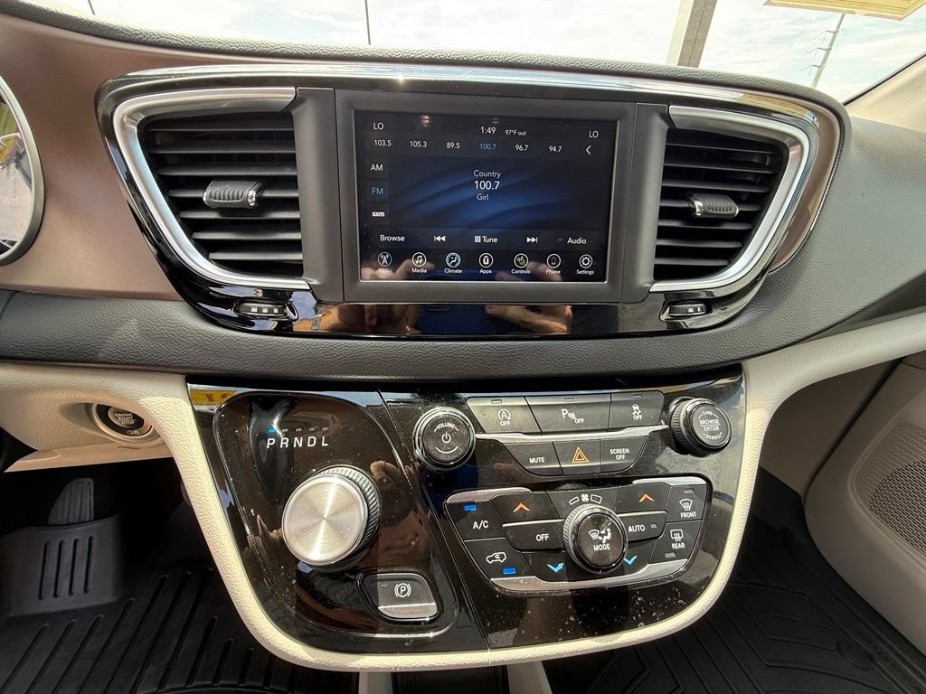 Used 2018 Chrysler Pacifica Touring-L FWD image 27