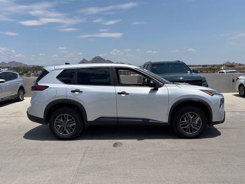 Used 2024 Nissan Rogue S AWD/4WD image 3