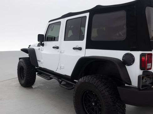 Used 2015 Jeep Wrangler Unlimited Rubicon w/ Connectivity Group AWD/4WD image 13