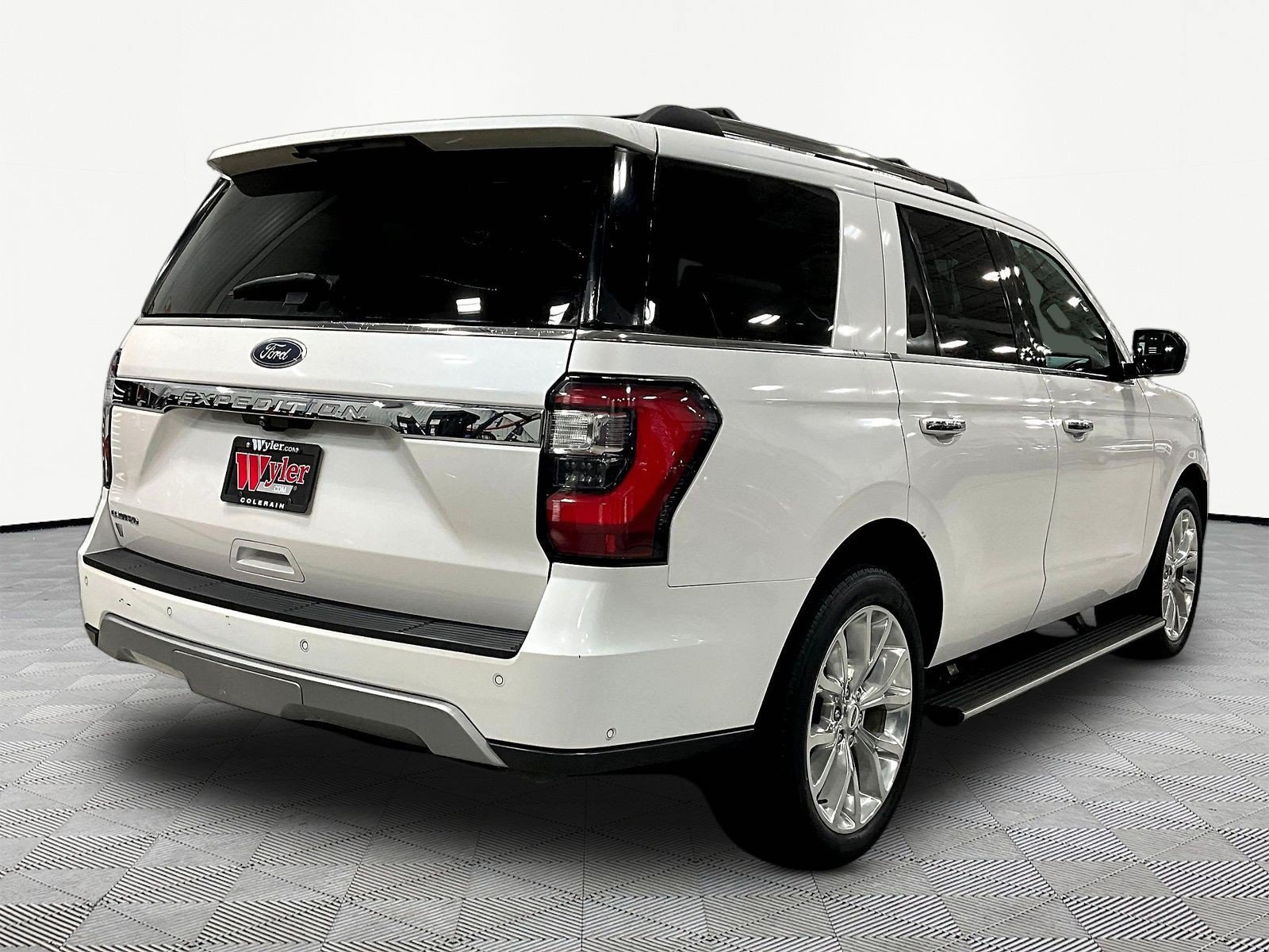Used 2019 Ford Expedition Limited w/ Equipment Group 302A AWD/4WD image 6