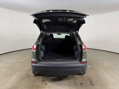 Used 2019 Jeep Cherokee Latitude w/ Cold Weather Group AWD/4WD image 9