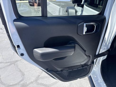 Used 2025 Jeep Wrangler Unlimited Rubicon AWD/4WD image 15
