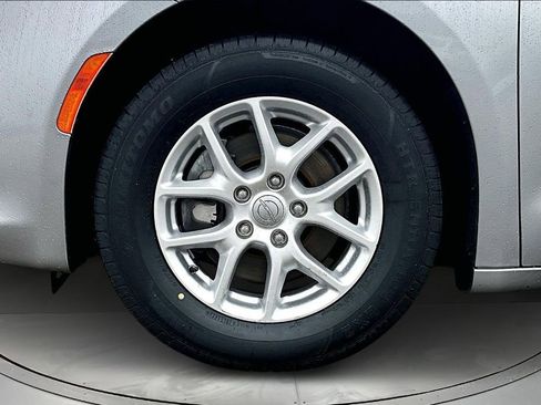 Used 2020 Chrysler Pacifica Touring-L image 33