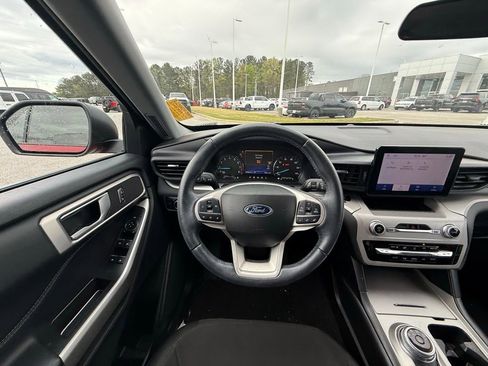 Used 2023 Ford Explorer XLT image 14