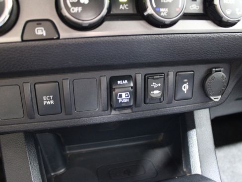 Used 2019 Toyota Tacoma TRD Off-Road image 22