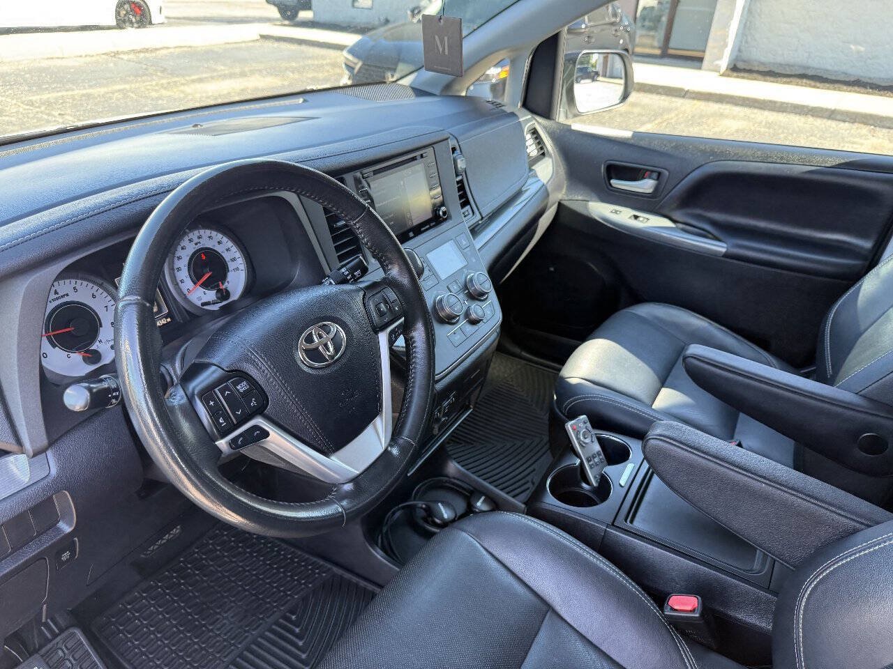 Used 2020 Toyota Sienna SE Premium w/ Nightshade Edition FWD image 15
