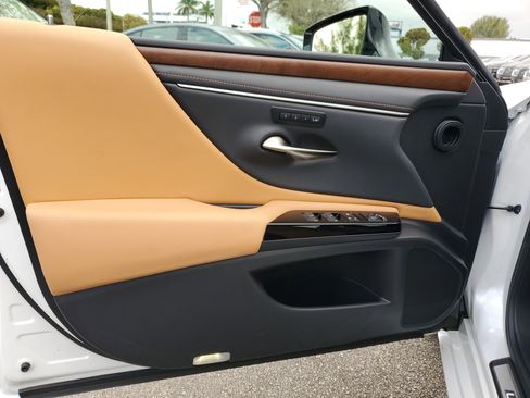 Used 2025 Lexus ES 350 w/ Premium Package image 16