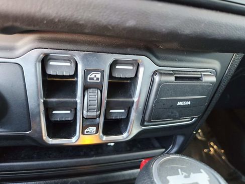 Used 2025 Jeep Wrangler Unlimited Sahara image 32