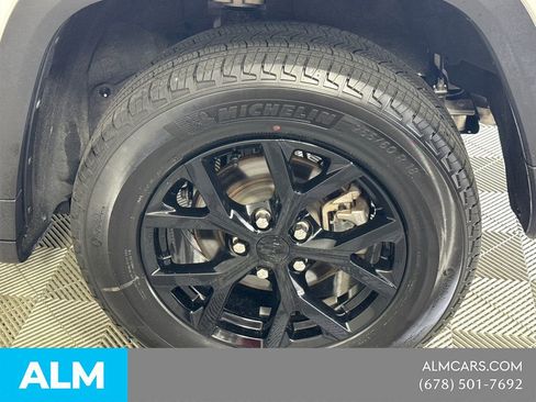 Used 2025 Jeep Grand Cherokee Altitude AWD/4WD image 23